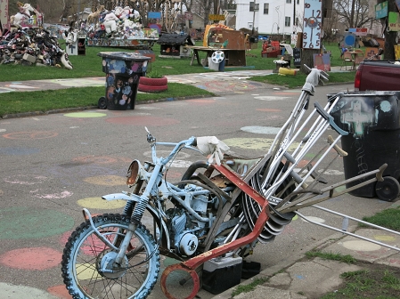 Ein bemaltes Motorrad im Heidelberg Project